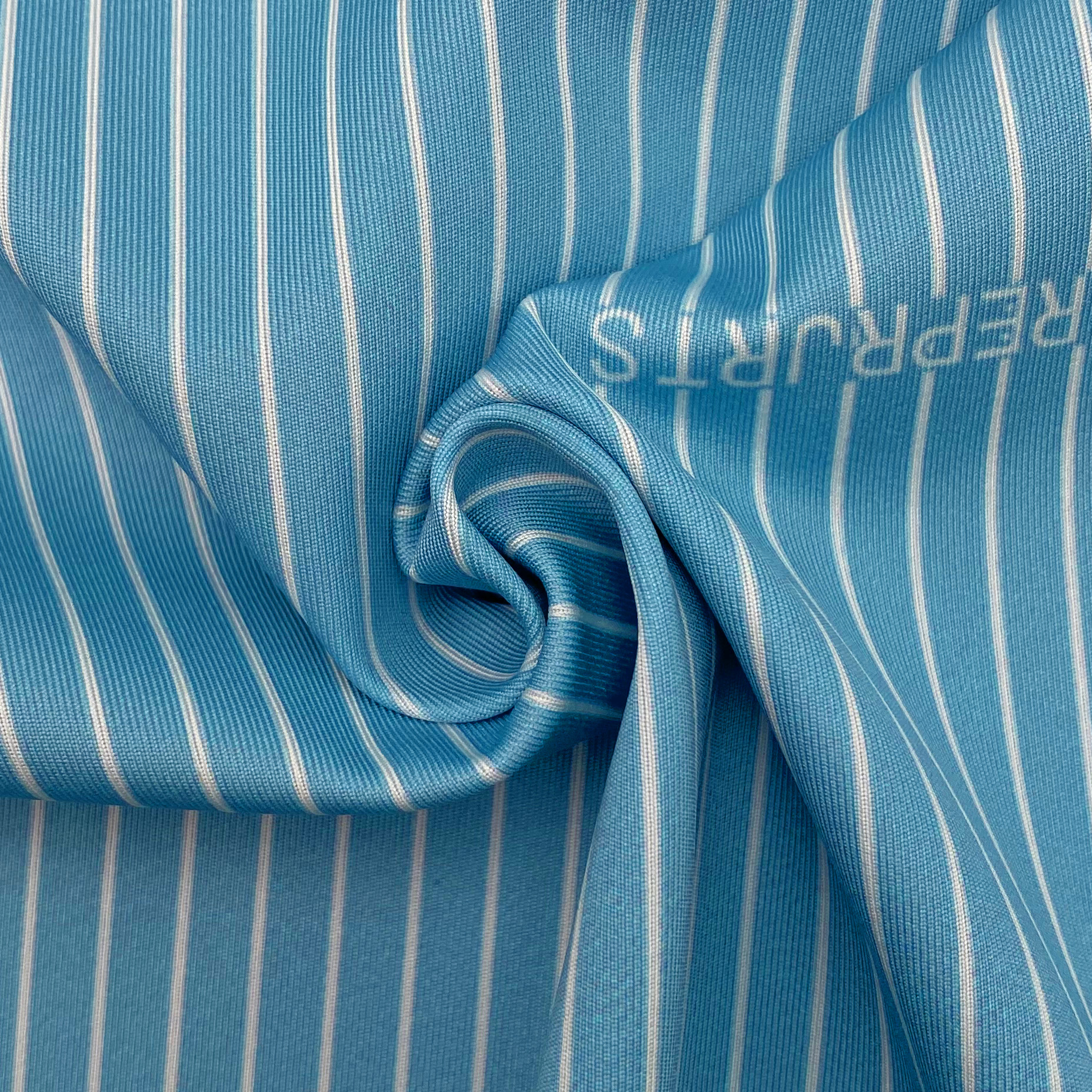 Tkanina interlock w niebiesko-białe paski